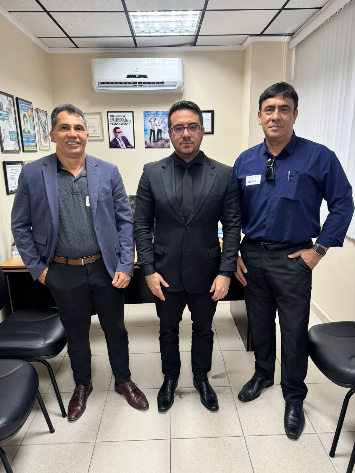 O Coordenador-Geral do Sintjam, Roberto Dávila, e o Secretário de Assuntos do Interior, Agnaldo Geber, reuniram-se na manhã de hoje (28/5) com o vereador Rodrigo Guedes para tratar de assuntos que poderão trazer benefícios para a categoria e para a sociedade.